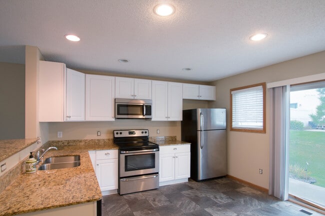 Photo - 2 Bed / 2 Bath Updated Town Home Hugo, MN ...