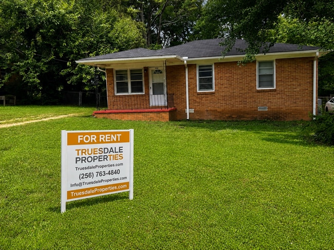 Building Photo - 3br 1Ba and a large back yard with move in special for July!