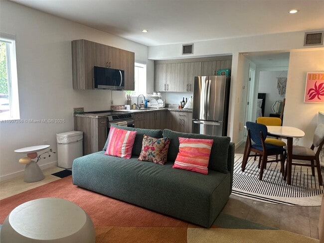 Building Photo - 165 NW 39th St Unit 4