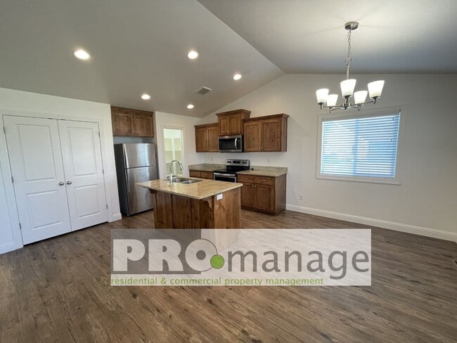 Photo - 3 Bed, 2 Bath Town Home w/ 2 Car Garage - Idaho Falls