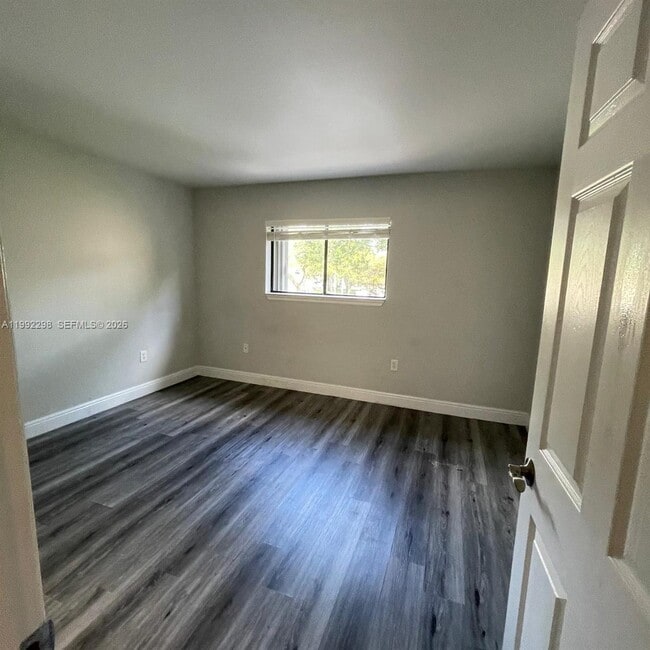 Photo - 301 Palm Cir E