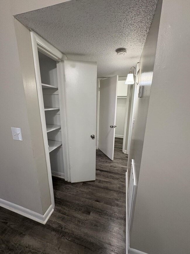 1 Bed Hallway