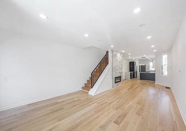 Photo - 6113 Webster St