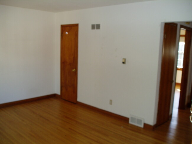 Living Room closet - 8333 W North Ave Apartamentos Unidad 7