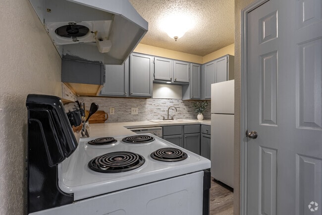 1BR, 1BA - 550SF - Kitchen