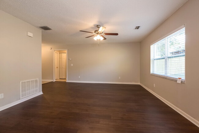 Photo - 318 Regal Park Dr