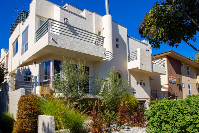 Photo - 627 N Sweetzer Ave