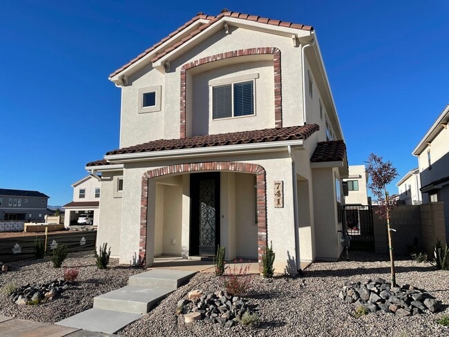 Building Photo - Desert Color Home - Internet Included!