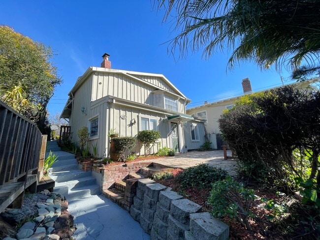 Building Photo - House for Rent in Piedmont