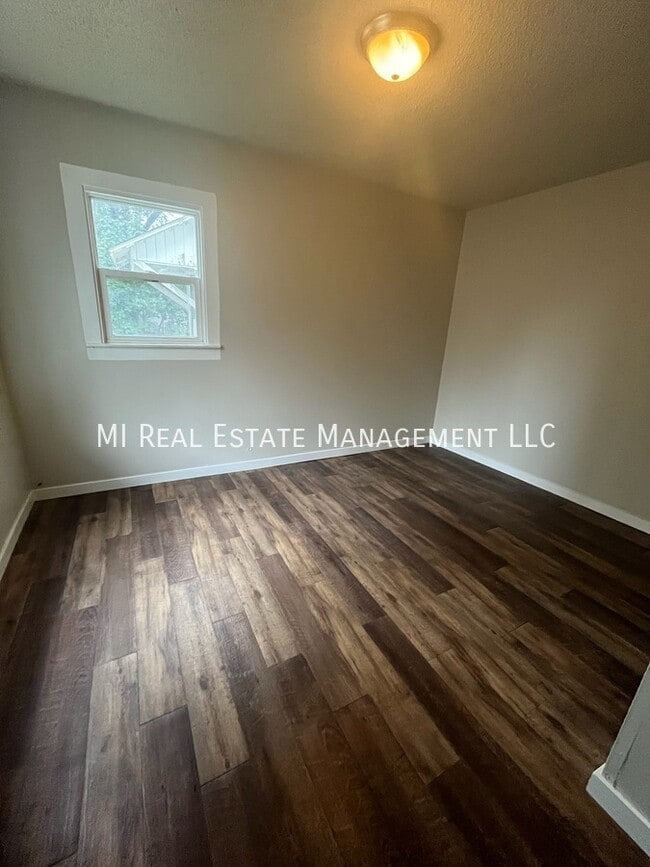 Photo - 305 E Grove St