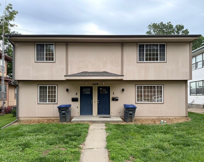 Building Photo - Updated 2 Bedroom Townhome Available Now!
