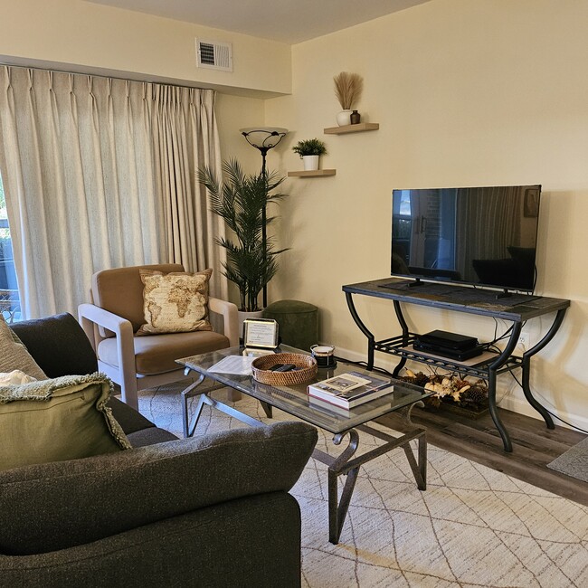 Living Room - 304 Forbes St Unit B