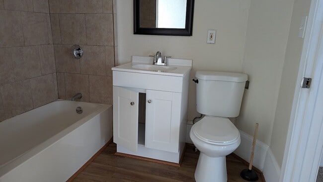 Baño completo en la planta superior - 660 Warren Ave Unidad 660A