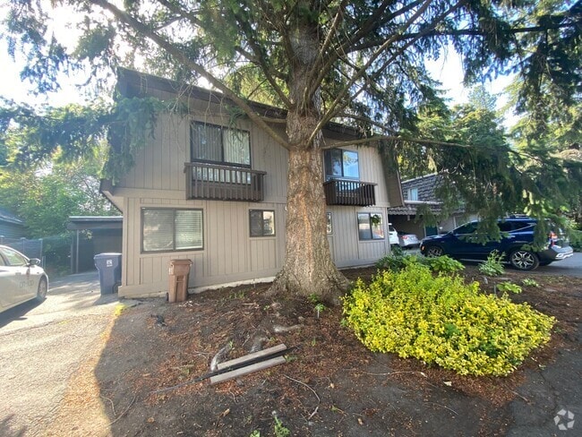 Building Photo - South Hill Triplex-Nestled away in private... Unit 1318 Rental