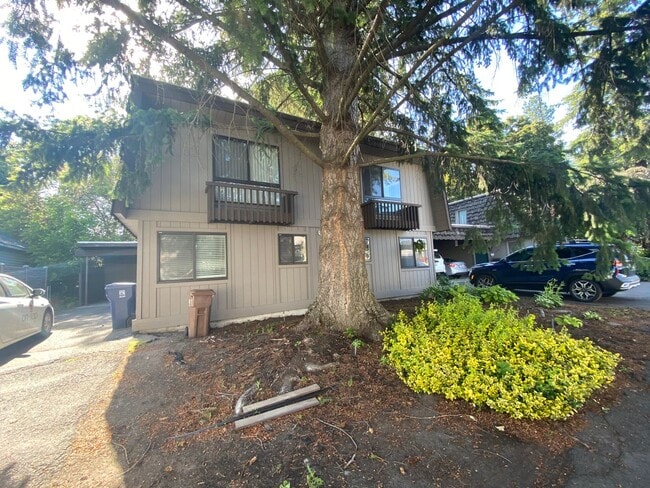 South Hill Triplex-Nestled away in private... - South Hill Triplex-Nestled away in private... Apartment Unit 1318