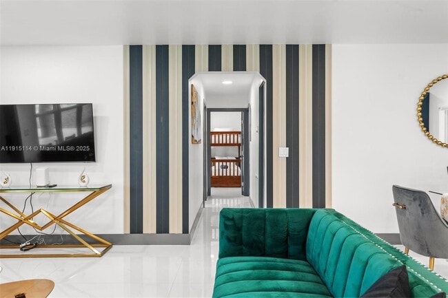 Photo - 390 NW 40th St