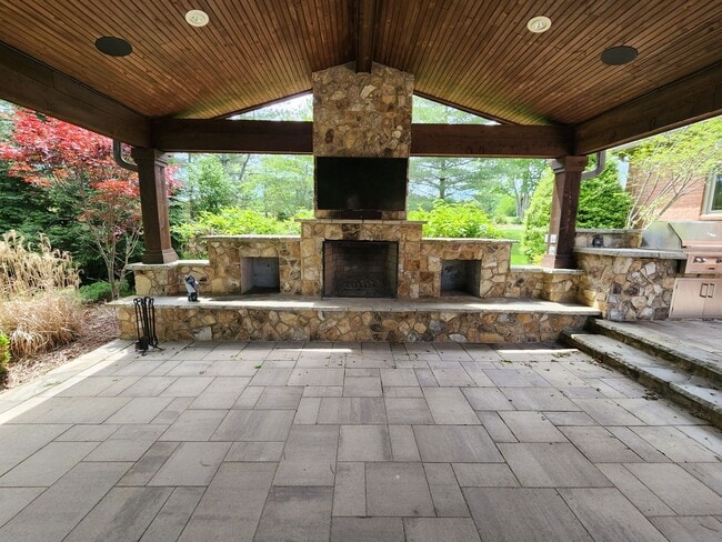 Photo - Gorgeous 4/3.5 with amazing back patio!