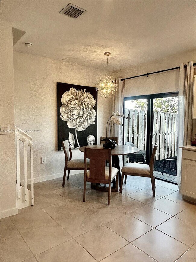 Photo - 453 NE 13th St