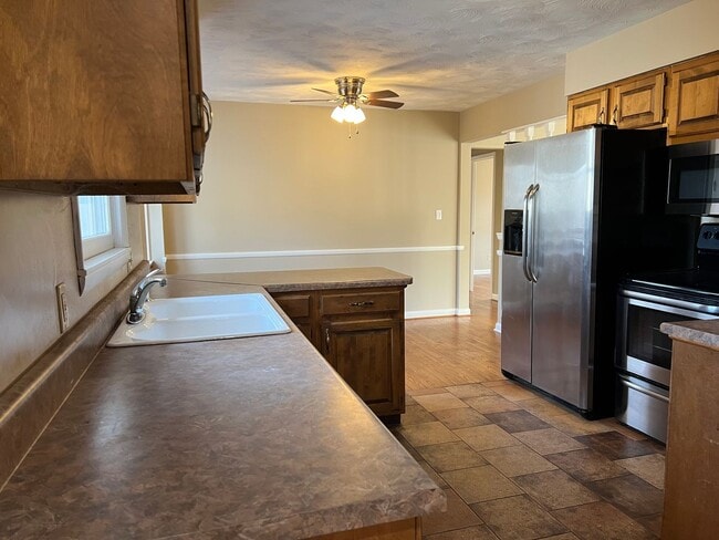 Photo - 3 Bedroom 2 Bathroom in Brentwood!