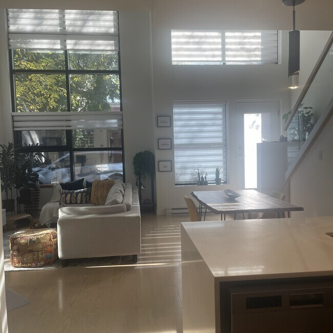 First Floor seeing private entry - 2615 Rue Augustin-Cantin