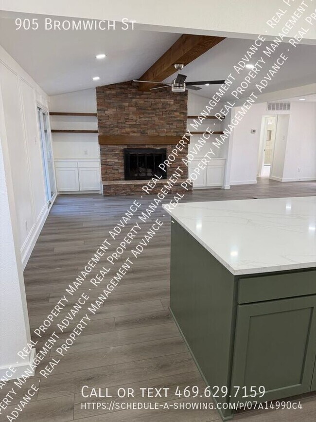 Photo - 905 Bromwich St