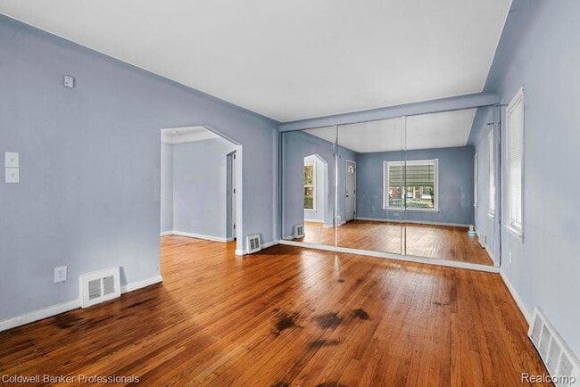 Photo - 19412 Sussex St