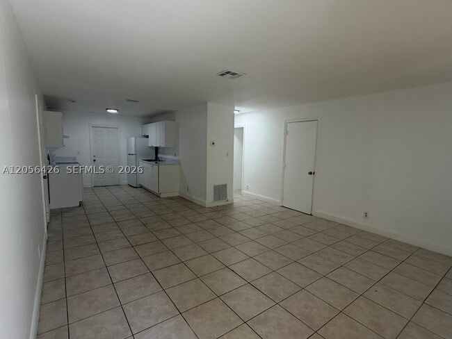 Building Photo - 1132 NE 5th St Unit 2