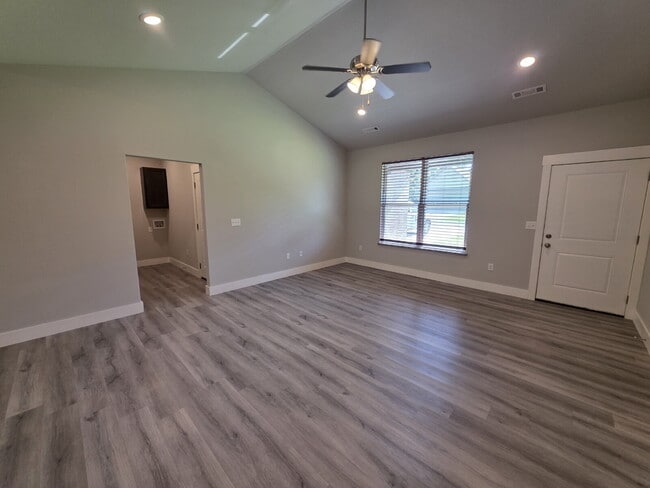 Photo - 13 Lockhart Ln