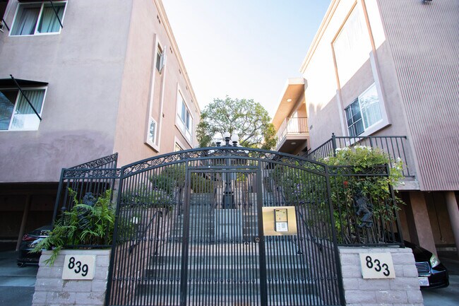 Photo - 839 S Plymouth Blvd Unit 5