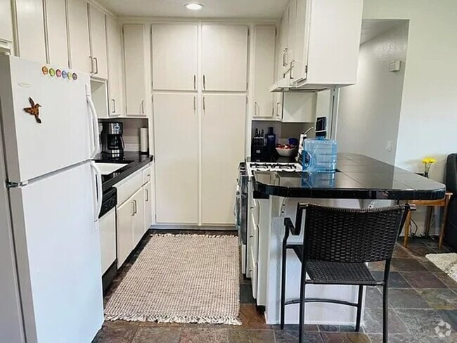 Building Photo - Stylish 2-Bedroom Condo with Stunning View...