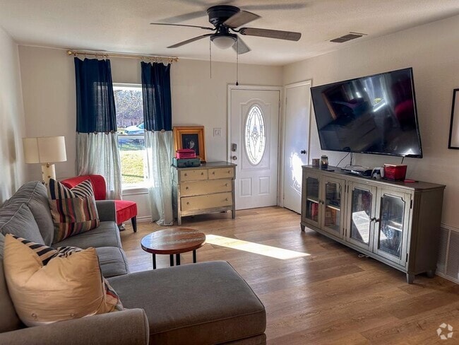 Building Photo - 1204 Aransas St Rental