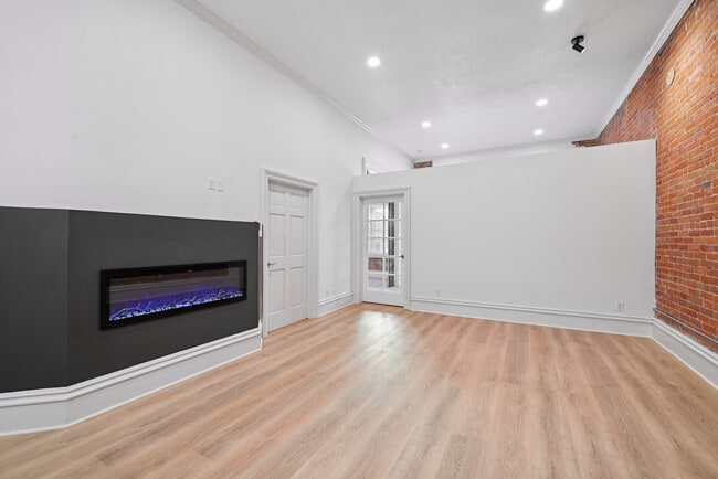 Photo - 105 E Bremer Ave