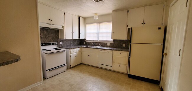 Photo - 4336 Featherston Ave