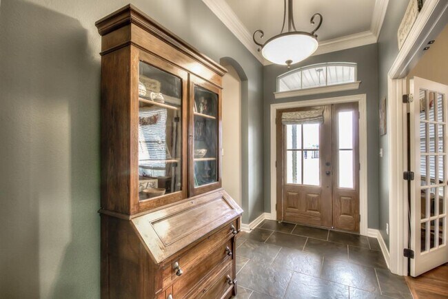 Photo - 318 Avondale Ln
