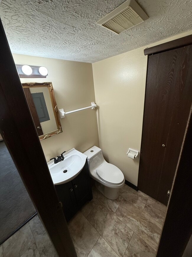 1/2 Bath - 5784 Pepperwood Ct