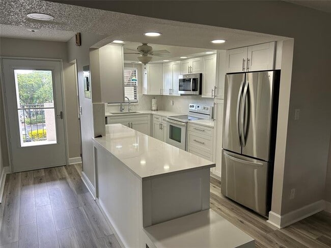 Building Photo - 5860 NW 44th St Unit 302 Rental