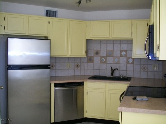 Building Photo - 6655 N Canyon Crest Dr Unit 8243