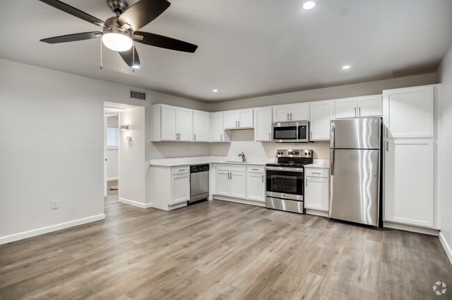 Building Photo - 5010 San Jacinto St Rental