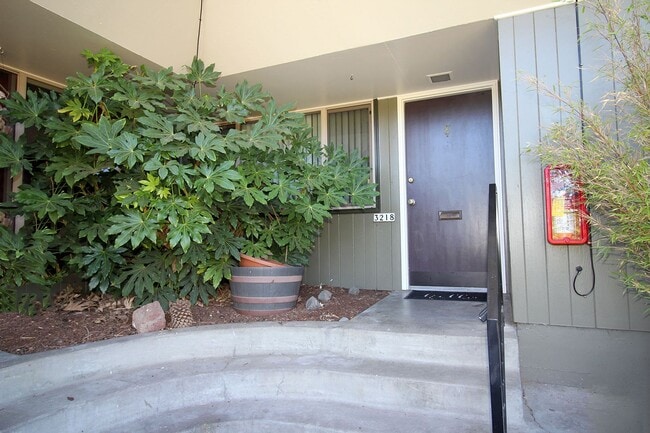 Building Photo - 3200-3236 SW Marigold St Unit 1ed621cd-efbf-11ef-a954-0ef659e2e2b7 Rental