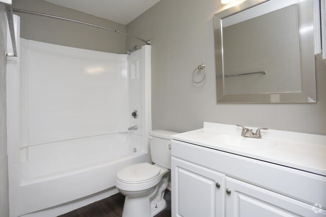 2BR,1BA - 833SF - BATHROOM