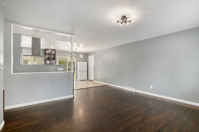 Photo - 4 Bedroom 3 Bathroom House-Available NOW!