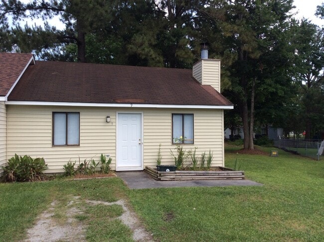 Building Photo - Duplex in Havelock close to Cherry Point