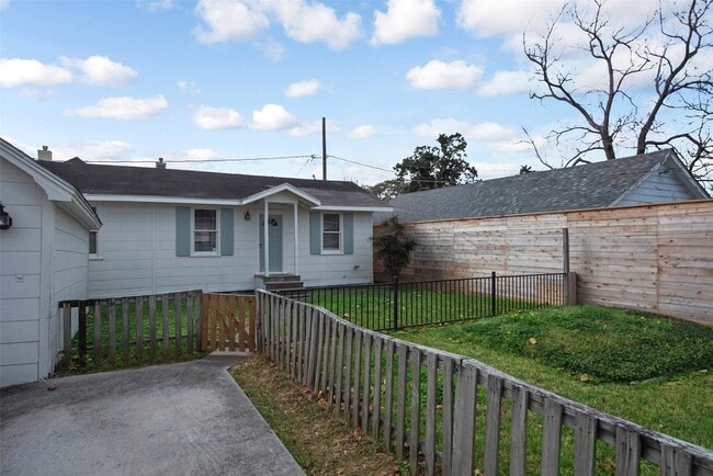 Photo - 128 E 23rd St