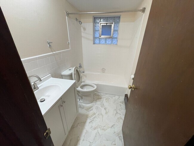 Photo - 1912 W State St