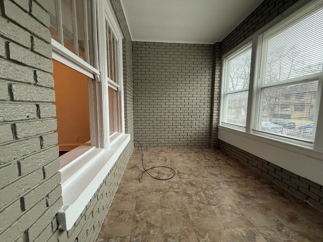 Rogers Park 2 Bed 1 Bath/ Dog Friendly / First Floor Unit