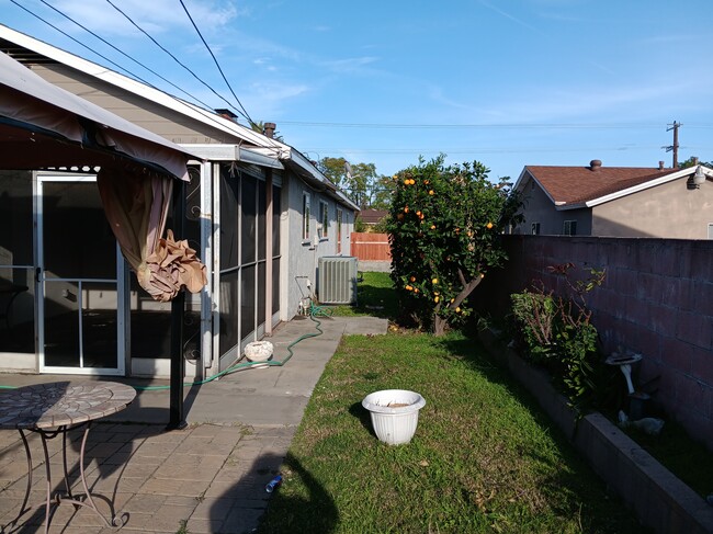 Photo - 707 W 4th St