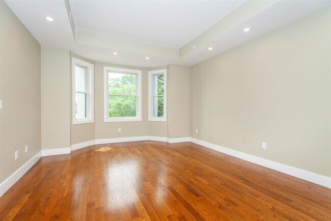 Photo - 906 E 2nd St