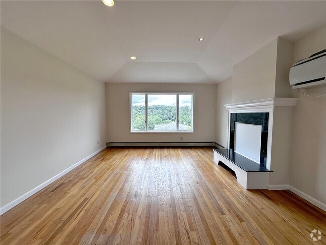 Building Photo - 150 Bennett Ave Unit L2 Rental