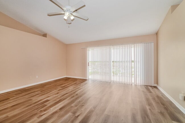 Photo - 310 Country Lakes Cir