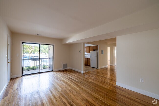 1BR, 1BA - 750SF - Living Room - Hillside Gardens